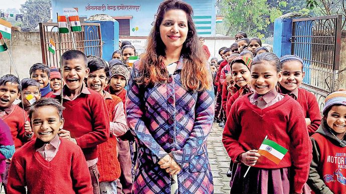 स्कूली बच्चों के साथ बरेली के इंग्लिश मीडियम प्राइमरी स्कूल डभौरा गंगापुर की प्रधानाचार्य दीपमाला पांडेय