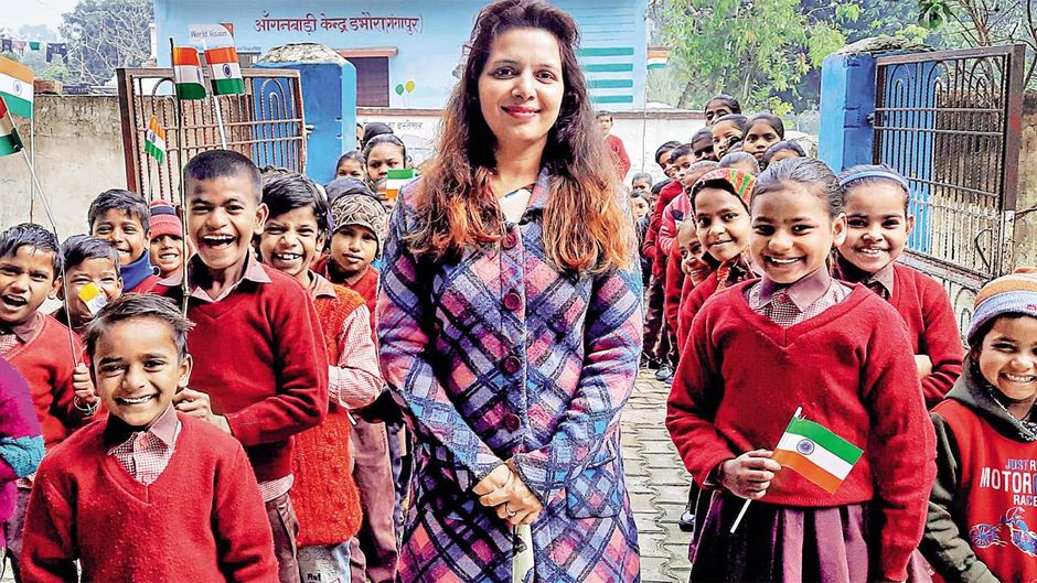 स्कूली बच्चों के साथ बरेली के इंग्लिश मीडियम प्राइमरी स्कूल डभौरा गंगापुर की प्रधानाचार्य दीपमाला पांडेय