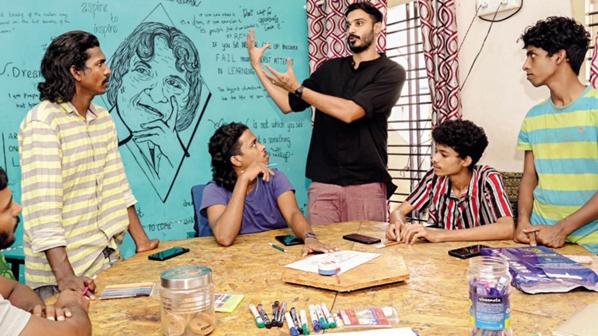 नया नजरिया एनजीओ एमएडी के संस्थापक जितिन नेदुमाला युवा स्वयंसेवकों के साथ