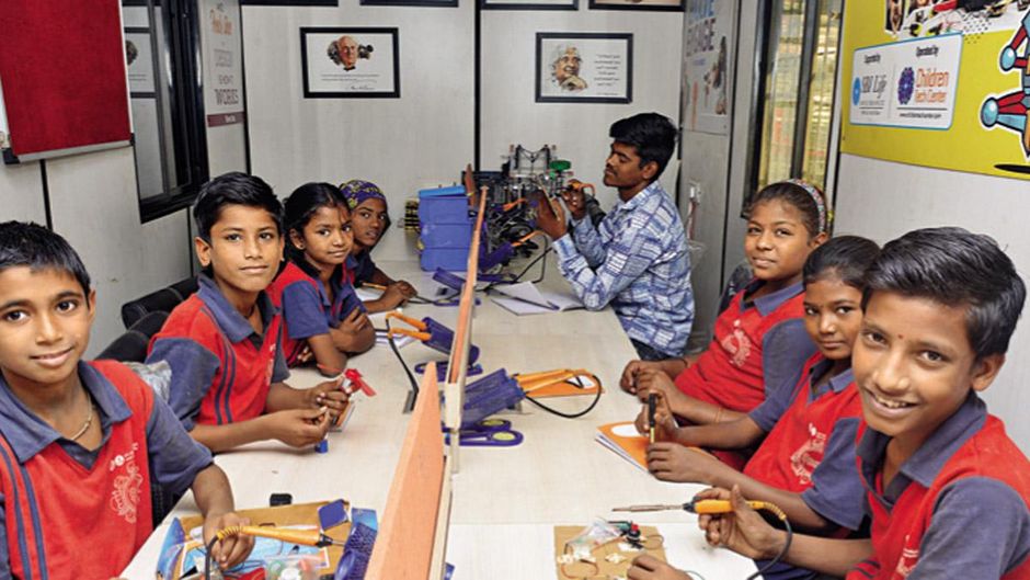 पढ़ाई : ठाणे की सिग्नल शाला में विद्यार्थी