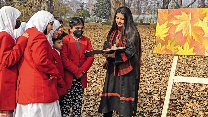 चिनार डे : दीपा सोनी 26 नवंबर, 2022 को श्रीनगर में द ऑटम आर्ट एग्जिबिट के दौरान