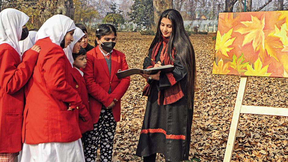 चिनार डे : दीपा सोनी 26 नवंबर, 2022 को श्रीनगर में द ऑटम आर्ट एग्जिबिट के दौरान