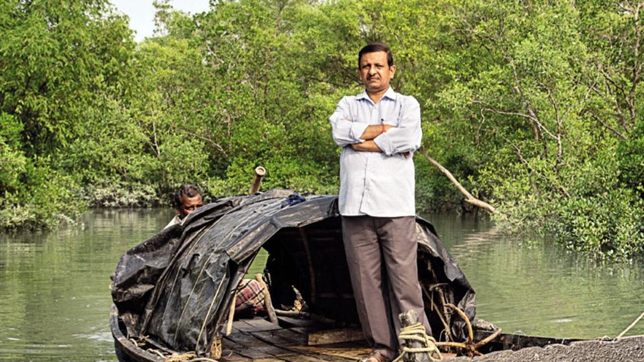 वन मैन आर्मी : सुशांत गिरि सुंदरबन की एक क्रीक में अपनी बोट पर सवार. सुंदरबन में ऐसी बहुतेरी क्रीक हैं