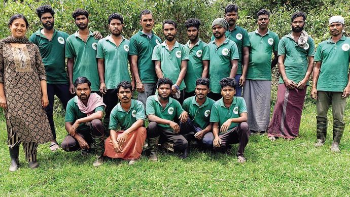 उम्मीद की किरण: फॉरेस्ट फर्स्ट समिति के सदस्यों के साथ मीरा चंद्रन