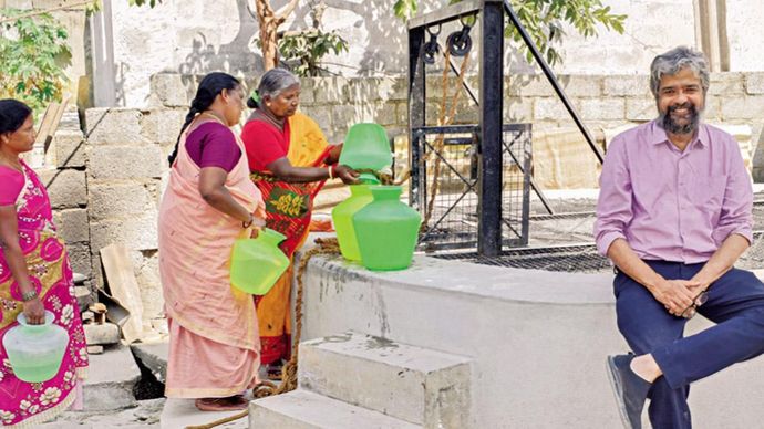 जीवनरेखा : बेंगलूरू के सोन्नापन्नाहल्ली में 50 साल पुराने कुएं की मुंडेर पर बैठे एस. विश्वनाथ