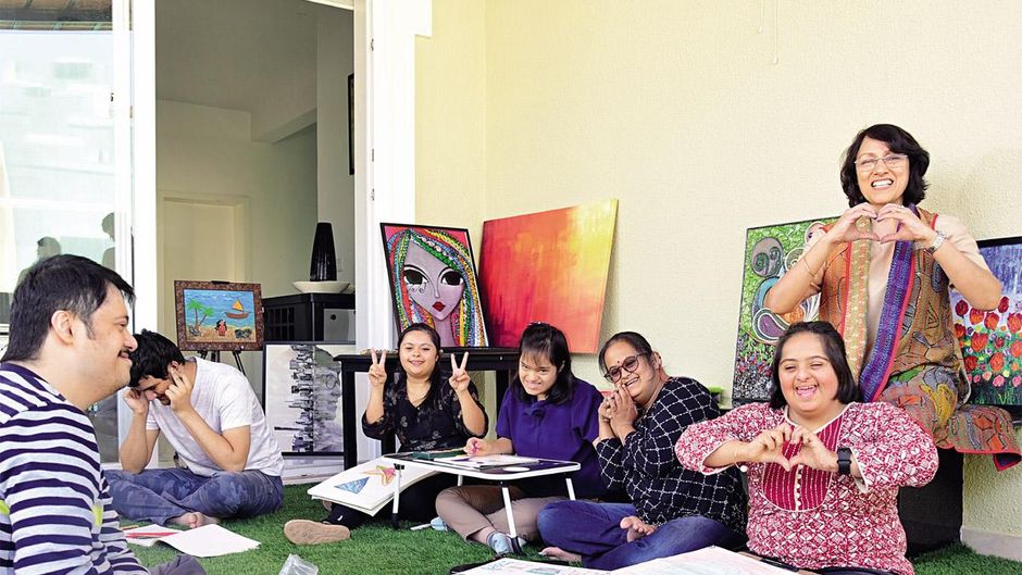 कला की खातिर : शालिनी गुप्ता बेंगलूरू में द आर्ट सैंक्चुएरी की वर्कशॉप में प्रतिभागियों के साथ