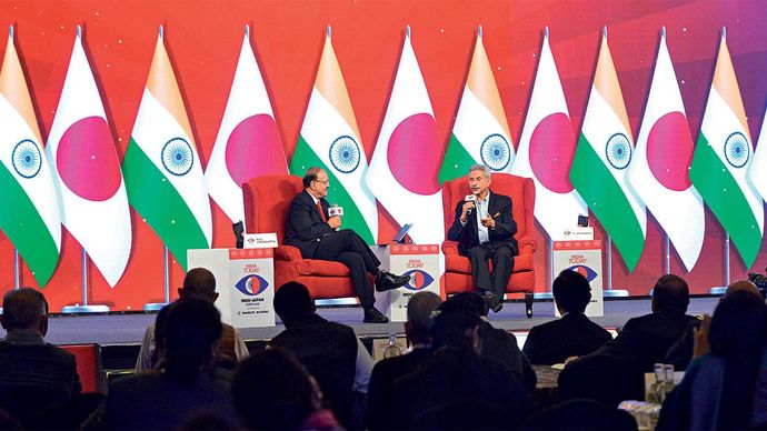 चेयरमैन, मारुति सुजुकी नई दिल्ली में 19 दिसंबर को भारत-जापान कॉक्लेव 2022 में इंडिया टुडे ग्रुप के ग्रुप एडिटोरियल डायरेक्टर (पब्लि शिंग) राज चेंगप्पा के साथ विदेश मंत्री एस. जयशंकर