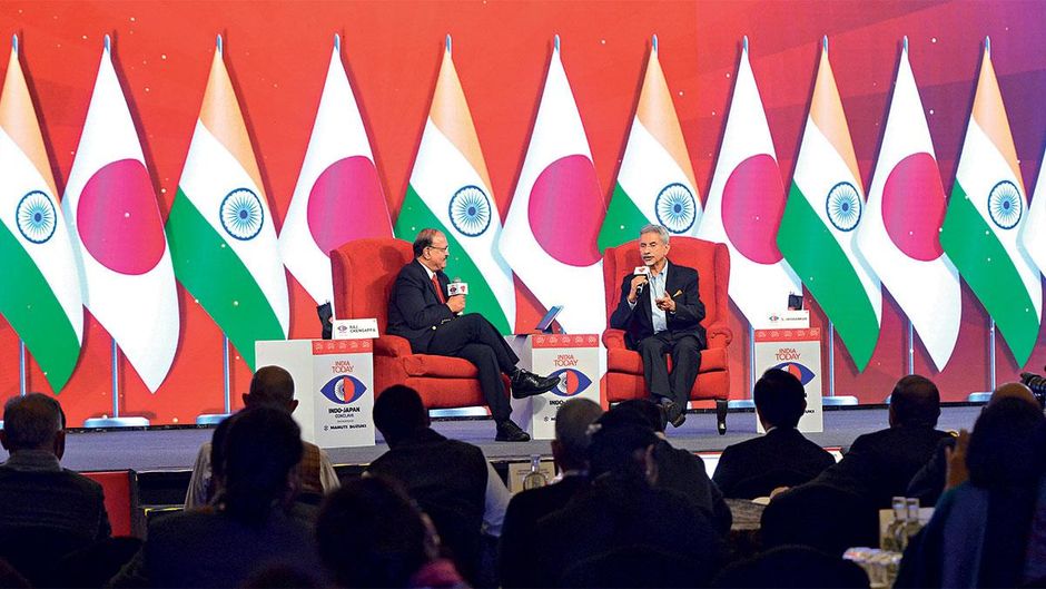 चेयरमैन, मारुति सुजुकी नई दिल्ली में 19 दिसंबर को भारत-जापान कॉक्लेव 2022 में इंडिया टुडे ग्रुप के ग्रुप एडिटोरियल डायरेक्टर (पब्लि शिंग) राज चेंगप्पा के साथ विदेश मंत्री एस. जयशंकर