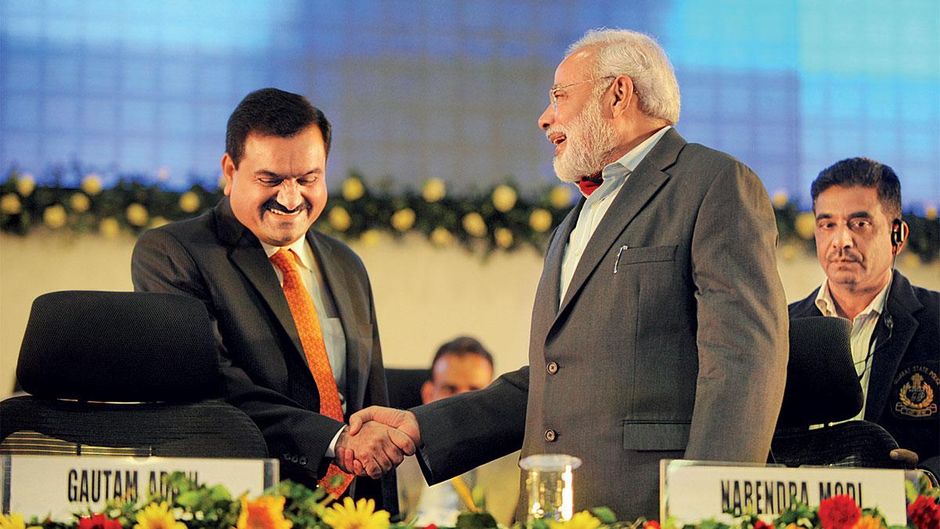 'वाइब्रेंट गुजरात’ समिट 2011 के दौरान राज्य के तत्कालीन मुख्यमंत्री नरेंद्र मोदी के साथ गौतम अदाणी