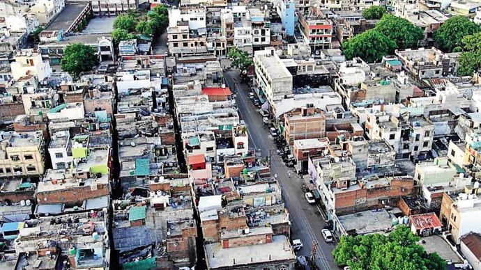 संकट में आशियाने हल्द्वानी प्रशासन ने बनभूलपुरा इलाके के इन घरों को अतिक्रमण हटाने की कार्रवाई के तहत खाली करवाने का नोटिस दिया है