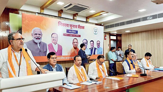 चुस्ती और नई चुनौती: लखनऊ के भाजपा मुख्यालय में निकाय चुनाव की तैयारियों को लेकर बैठक करते प्रदेश अध्यक्ष भूपेंद्र चौधरी