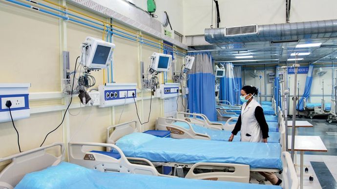 सजग और तत्पर एलएनजेपी अस्पताल में कोविड वार्ड में तैनात स्वास्थ्यकर्मी