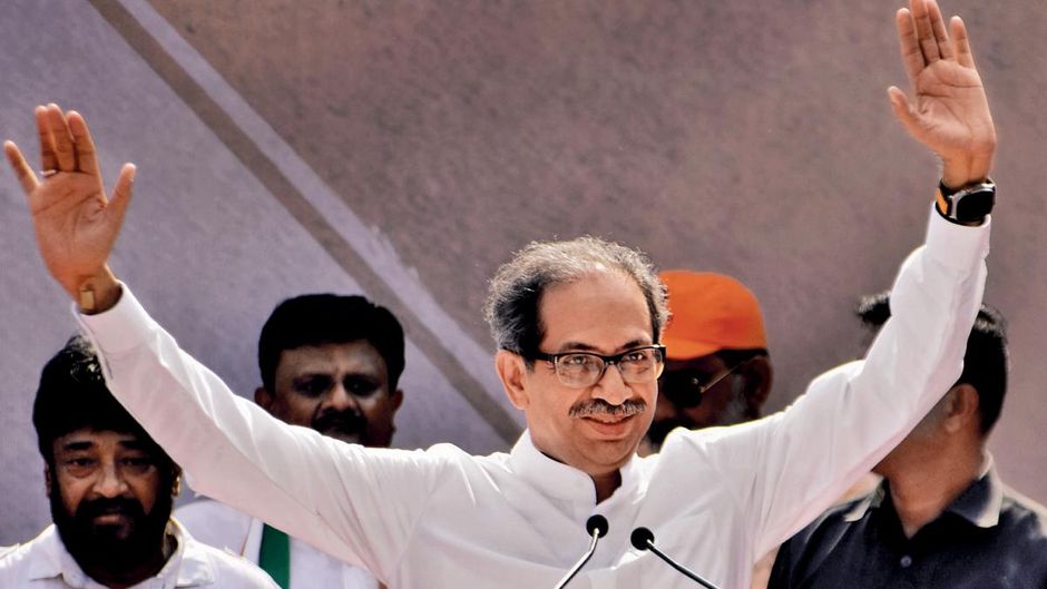 मोर्चे पर आगे मुंबई में एक विरोध प्रदर्शन के दौरान ठाकरे