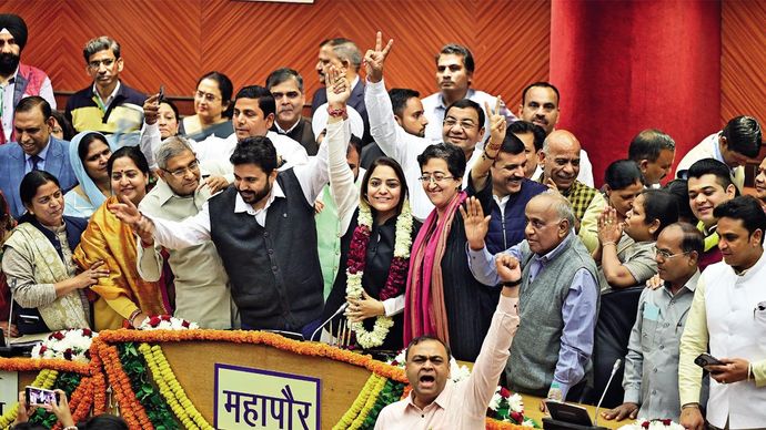 आखिरकार... आप की नेता शैली ओबेराय मेयर (सफेद शर्ट और काली जैकेट में) चुनाव जीतने के बाद नगर निगम में खुशी जाहिर करते हुए