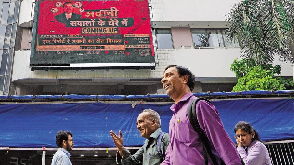 चलता बाजार : मुंबई में 27 जनवरी को बीएसई की बिल्डिंग के सामने से गुजरते लोग