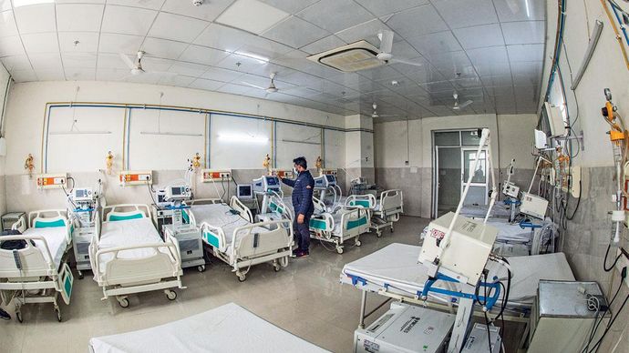 यूं ही पड़े हुए: गंभीर मरीजों के लिए वेंटिलेटर काफी जरूरी होते हैं. लेकिन बांदा के जिला अस्पताल समेत यूपी के कई अस्पतालों में ये बेकार पड़े हुए हैं