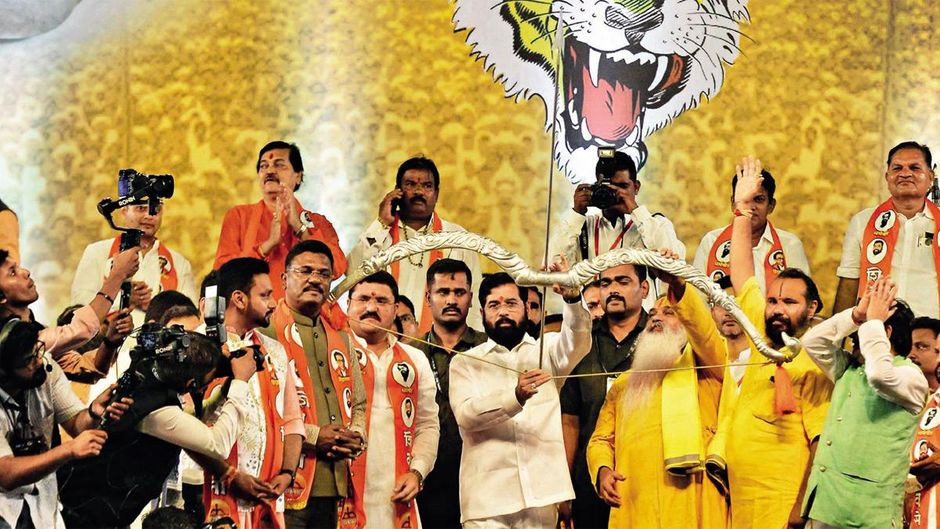 दो निशाने: मुंबई में दशहरा रैली में धनुष और बाण के साथ शिंदे, जो अब उनके गुट का आधिकारकि सिंबल है