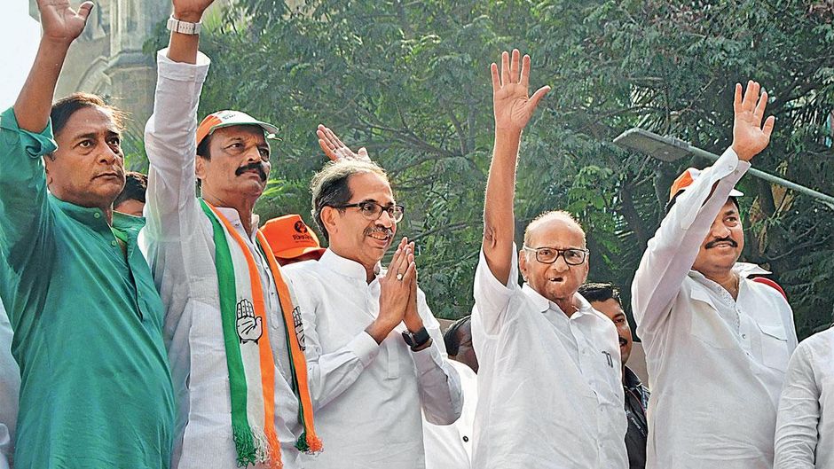 एकता एनसीपी प्रमुख शरद पवार, शिवसेना (यूबीटी) प्रमुख उद्धव ठाकरे, संजय राउत, अजित पवार और अन्य एमवीए नेता दिसंबर में मुंबई में हुई एक रैली के दौरान