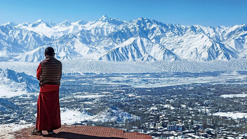 संकट में स्वर्ग: लेह घाटी के एक गांव में एक बौद्ध भिक्षु हिमालय पर्वत की खूबसूरत चोटियों को निहारता हुआ