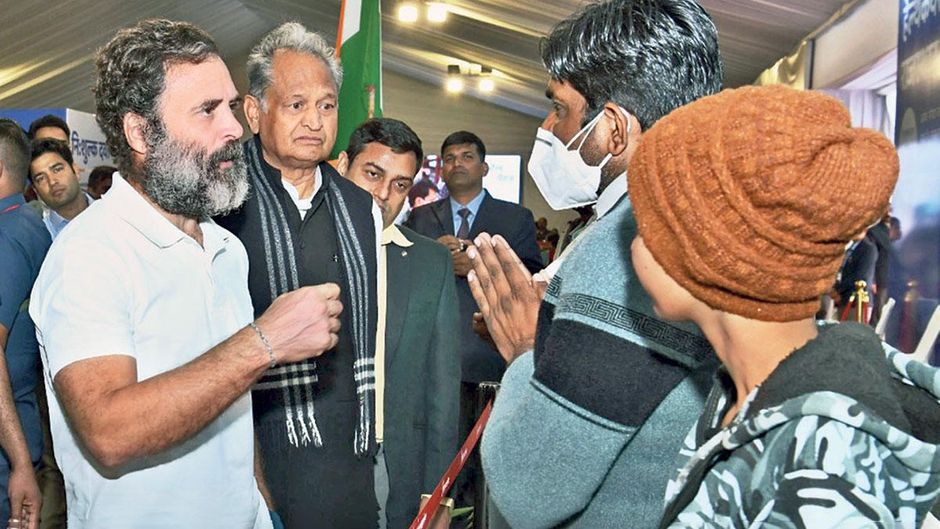 भलाई की राजनीति : भारत जोड़ो यात्रा के दौरान चिरंजीवी योजना के लाभार्थियों से मिलते राहुल गांधी और मुख्यमंत्री अशोक गहलोत