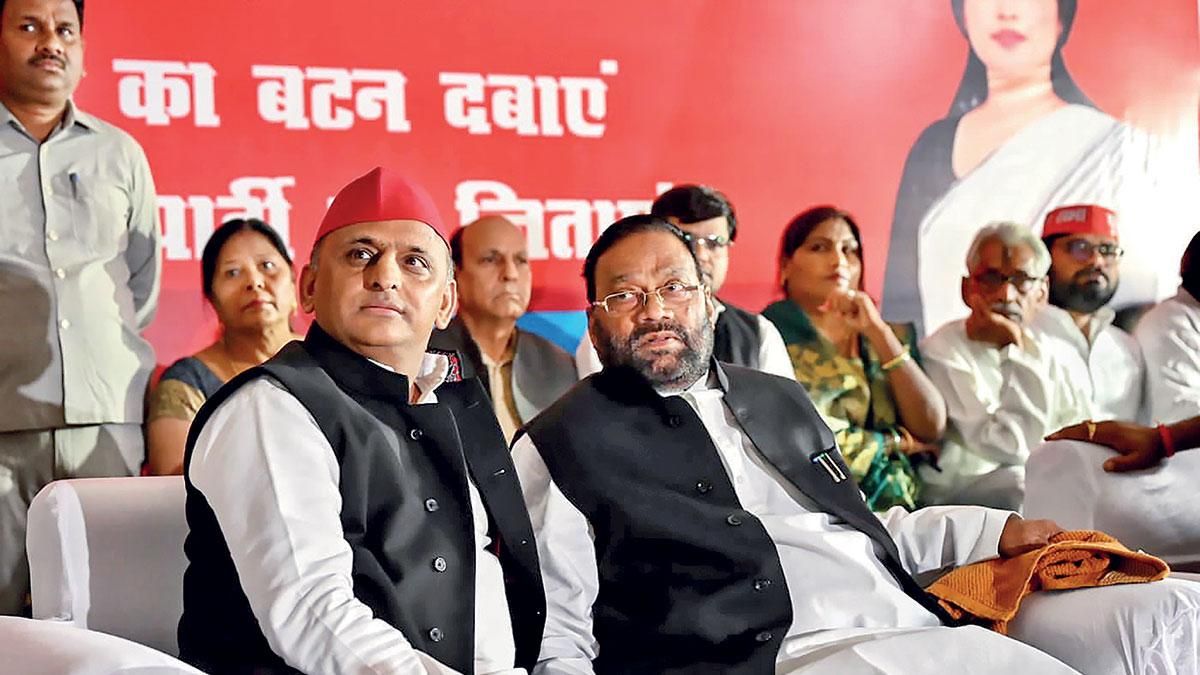 मैनपुरी लोकसभा उपचुनाव के दौरान एक रैली में मौजूद अखिलेश यादव और स्वामी प्रसाद मौर्य