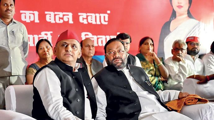 मैनपुरी लोकसभा उपचुनाव के दौरान एक रैली में मौजूद अखिलेश यादव और स्वामी प्रसाद मौर्य