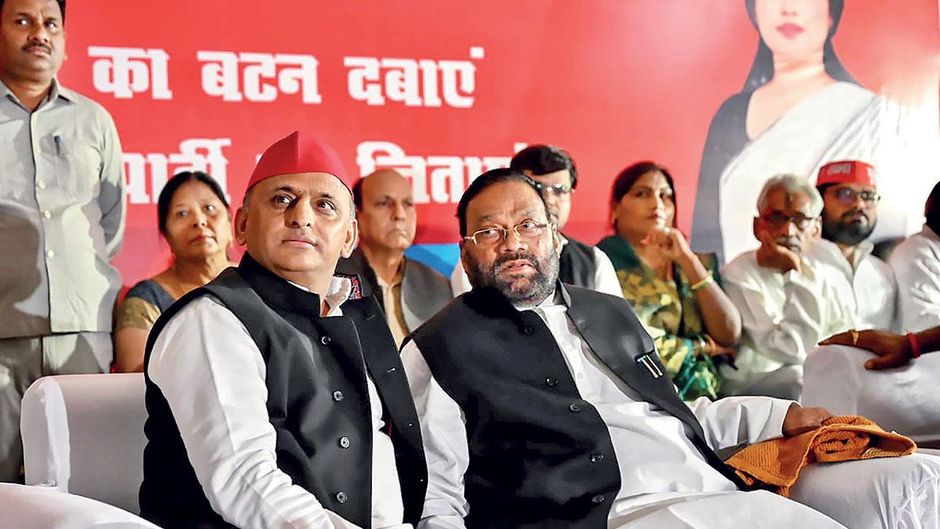 मैनपुरी लोकसभा उपचुनाव के दौरान एक रैली में मौजूद अखिलेश यादव और स्वामी प्रसाद मौर्य