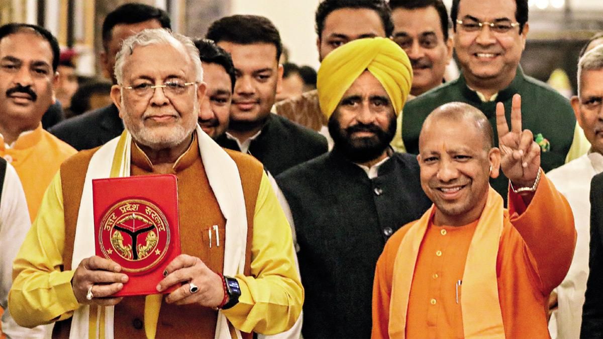 बुलंद इरादे सदन में बजट पेश करने जाते मुख्यमंत्री योगी आदित्यनाथ और वित्त मंत्री सुरेश खन्ना