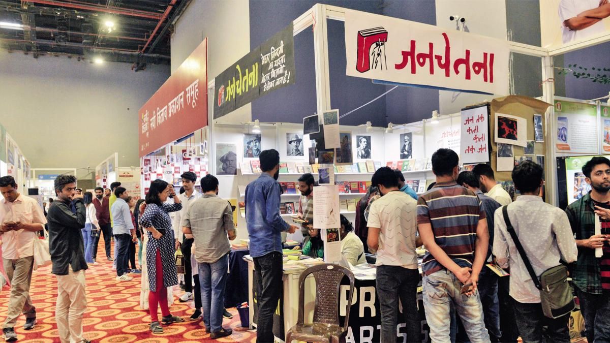 दिलचस्पी बरकरार: विश्व पुस्तक मेले में हिंदी पाठकों की भीड़