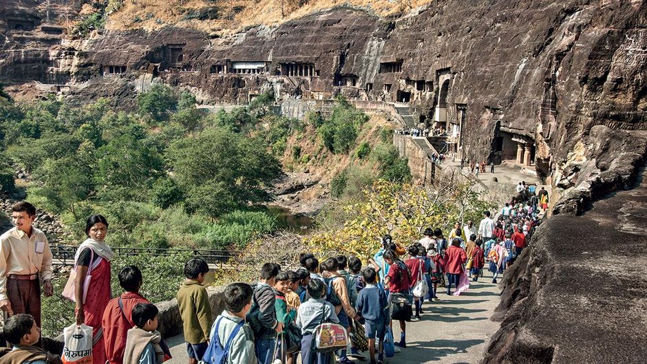 पर्यटकों की भारी आमद हर रोज गुफाओं को देखने औसतन एक हजार पर्यटक बेरोकटोक पहुंचते हैं