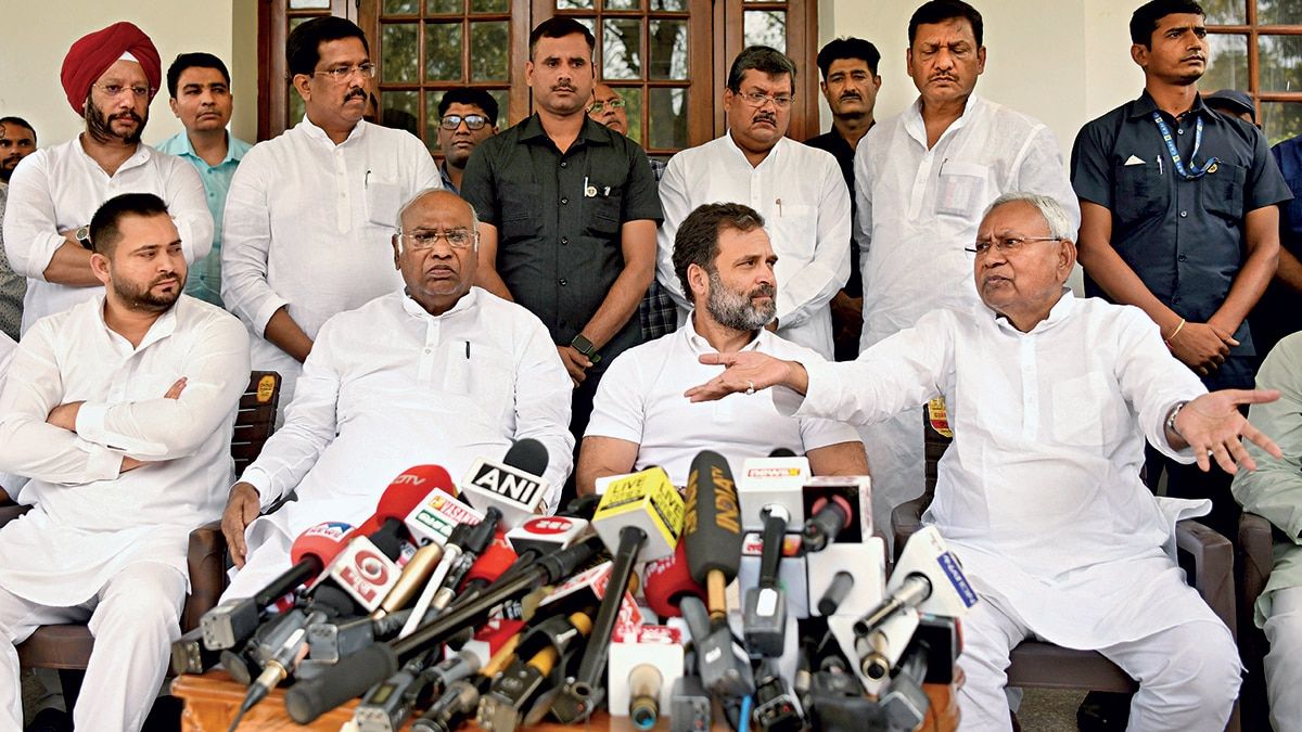 एक साथ (बाएं से) तेजस्वी यादव, मल्लिकार्जुन खड़गे, राहुल गांधी और नीतीश कुमार 12 अप्रैल को नई दिल्ली में