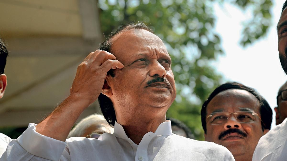 पवार का खेल: मुंबई में विधान भवन के बाहर अजीत पवार
