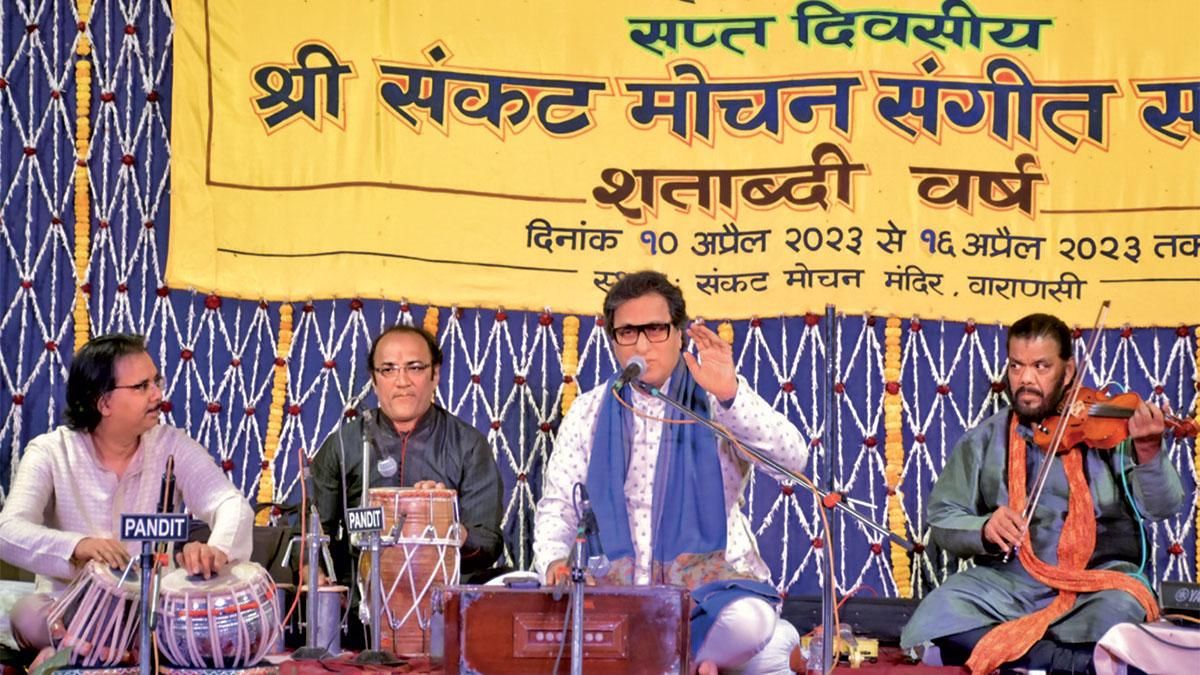 बात फूलों की...गजल गायक तलत अजीज वाराणसी के संकट मोचन संगीत समारोह में गजल पेश करते हुए