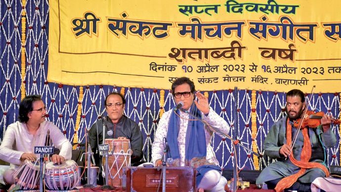 बात फूलों की...गजल गायक तलत अजीज वाराणसी के संकट मोचन संगीत समारोह में गजल पेश करते हुए