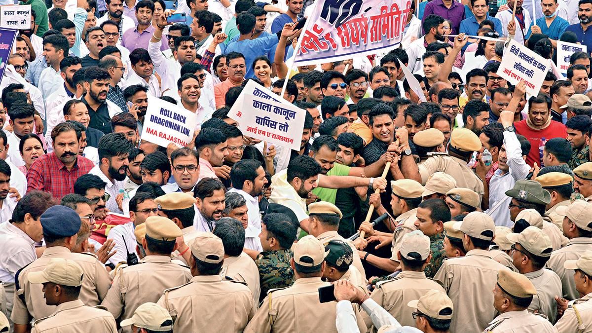 विरोध का अधिकार : स्वास्थ्य का अधिकार विधेयक के खिलाफ जयपुर में विरोध प्रदर्शन कर रहे डॉक्टरों को विधानसभा के बैरिकेड पार करने से रोकती पुलिस
