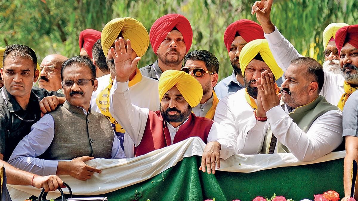 मान का अभियान : आप उम्मीदवार सुशील कुमार रिंकू के नामांकन से पहले रोडशो के दौरान सीएम