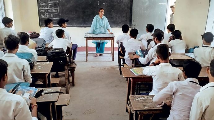 शिक्षा का दारोमदार: एक सरकारी स्कूल में पढ़ाई करते छात्र