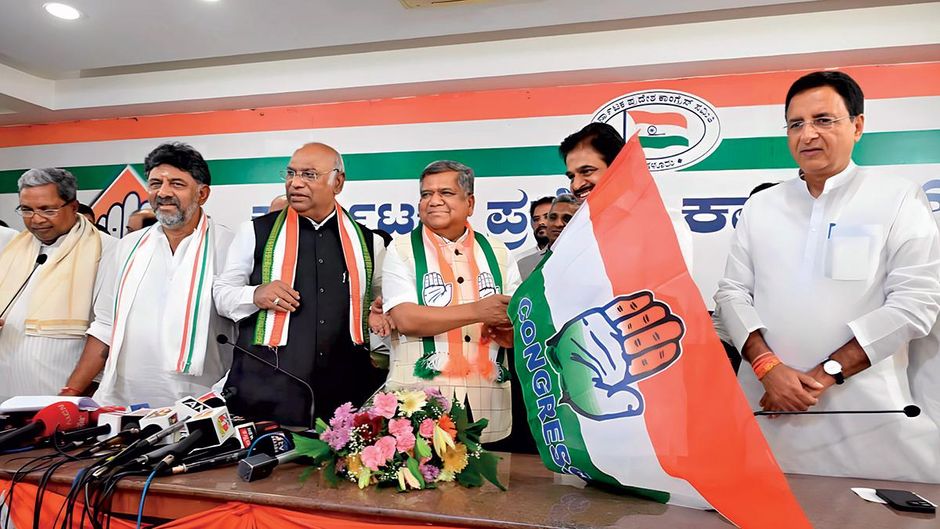 नई पारी बेंगलूरू में 17 अप्रैल को भाजपा के जगदीश शेट्टार (बीच में) कांग्रेस में शामिल हुए