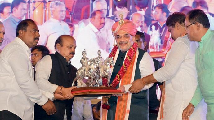 तैयारी: केंद्रीय गृह मंत्री अमित शाह (दाएं) मुख्यमंत्री बोम्मई के साथ बेंगलूरू में 26 मार्च को एक कार्यक्रम में