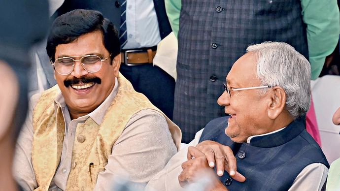 पकेगी खिचड़ी? इस साल फरवरी में आनंद मोहन की बेटी की शादी के आयोजन में उनके साथ बैठे मुख्यमंत्री नीतीश कुमार