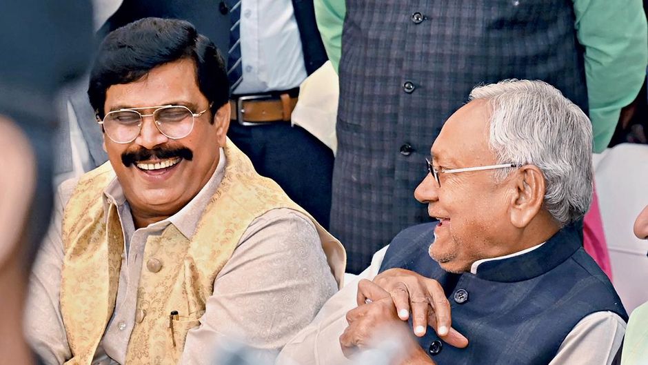 पकेगी खिचड़ी? इस साल फरवरी में आनंद मोहन की बेटी की शादी के आयोजन में उनके साथ बैठे मुख्यमंत्री नीतीश कुमार