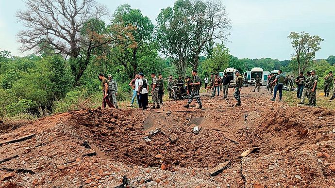 जंग के निशान : दंतेवाड़ा के अरणपुर में 26 अप्रैल को माओवादियों ने आइईडी ब्लास्ट कर सुरक्षाबलों को निशाना बनाया था