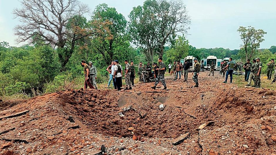 जंग के निशान : दंतेवाड़ा के अरणपुर में 26 अप्रैल को माओवादियों ने आइईडी ब्लास्ट कर सुरक्षाबलों को निशाना बनाया था