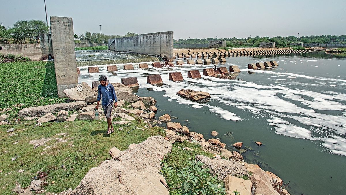 जस का तस:  रिवर फ्रंट का अधूरा पड़ा रबर डैम; (नीचे) बंद पड़ा परियोजना का दफ्तर