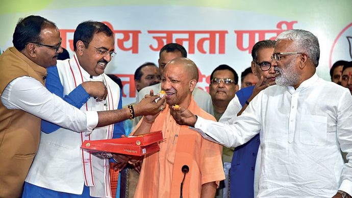 अहम जीत : निकाय चुनाव में भाजपा की विजय के बाद मुख्यमंत्री योगी को मिठाई खिलाते दूसरे पार्टी नेता