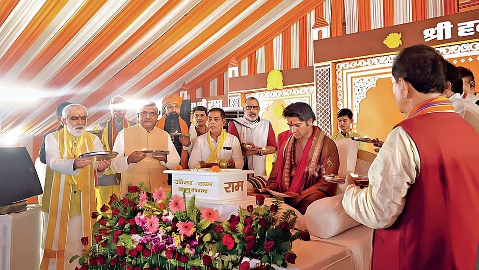 भविष्य की तैयारी : बिहार में भाजपा के वरिष्ठ नेता पंडित धीरेंद्र शास्त्री की आरती उतारते हुए