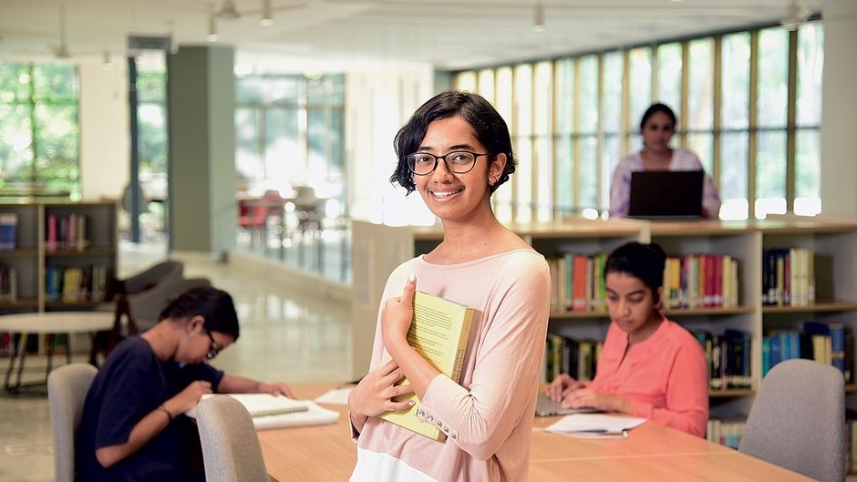 अव्वल लॉ कॉलेज में छात्राएं