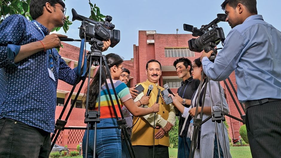 छात्राओं के साथ प्रोफेसर संजय द्विवेदी, डायरेक्टर जनरल, आइआइएमसी, नई दिल्ली