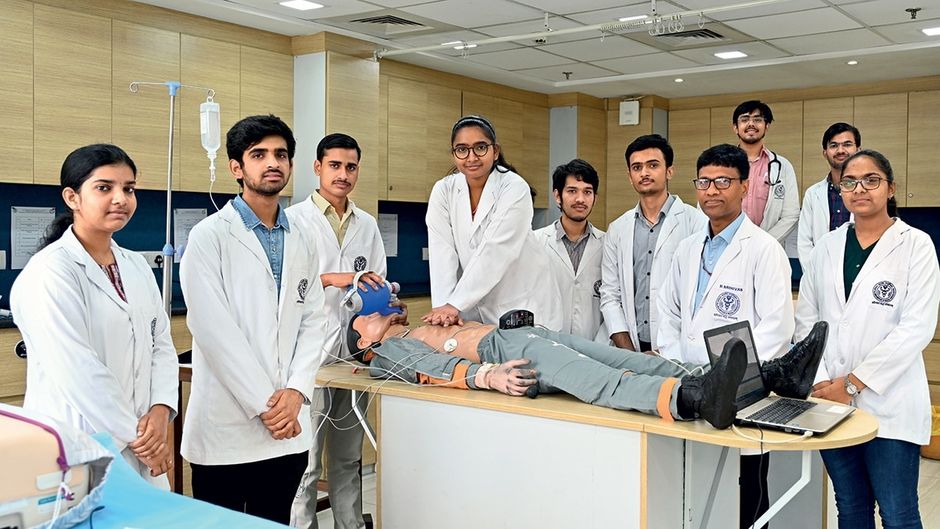 एम्स दिल्ली में मेडिकल के छात्राएं