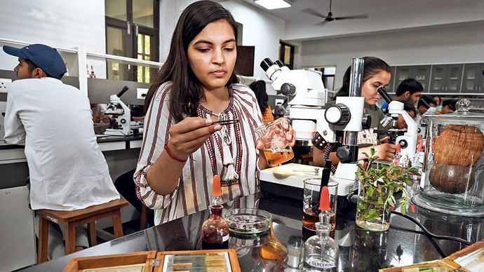 हिंदू कॉलेजः पसंदीदा संस्थानों में से एक में छात्राएं